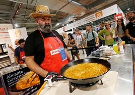 Roque González prepara el 'arroz mascletà'.