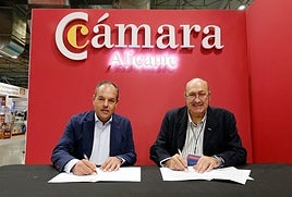 Firma del convenio entre la Cámara y la fundación de Ourense.