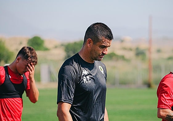 Rubén Torrecilla, con gesto serio, en un entrenamiento en Fontcalent.