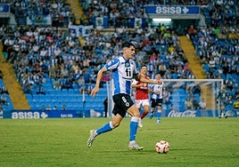 Colomina conduce el balón ante el Real Murcia.