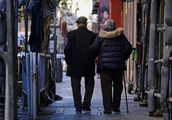 Una pareja de jubilados pasea por la calle, en imagen de archivo.