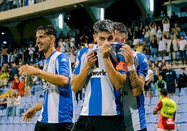 Nico Espinosa celebra su gol al Real Murcia.