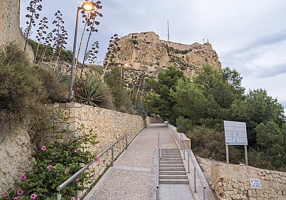 Accesos al Castillo de Santa Bárbara desde el parque de La Ereta.