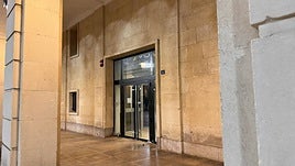 Puerta de acceso a la Audiencia Provincial de Alicante.