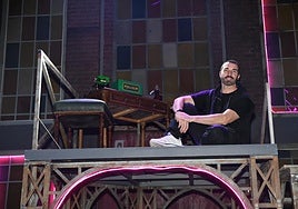 Carlos Benito durante el montaje de 'Kiny Boots' en Elche.