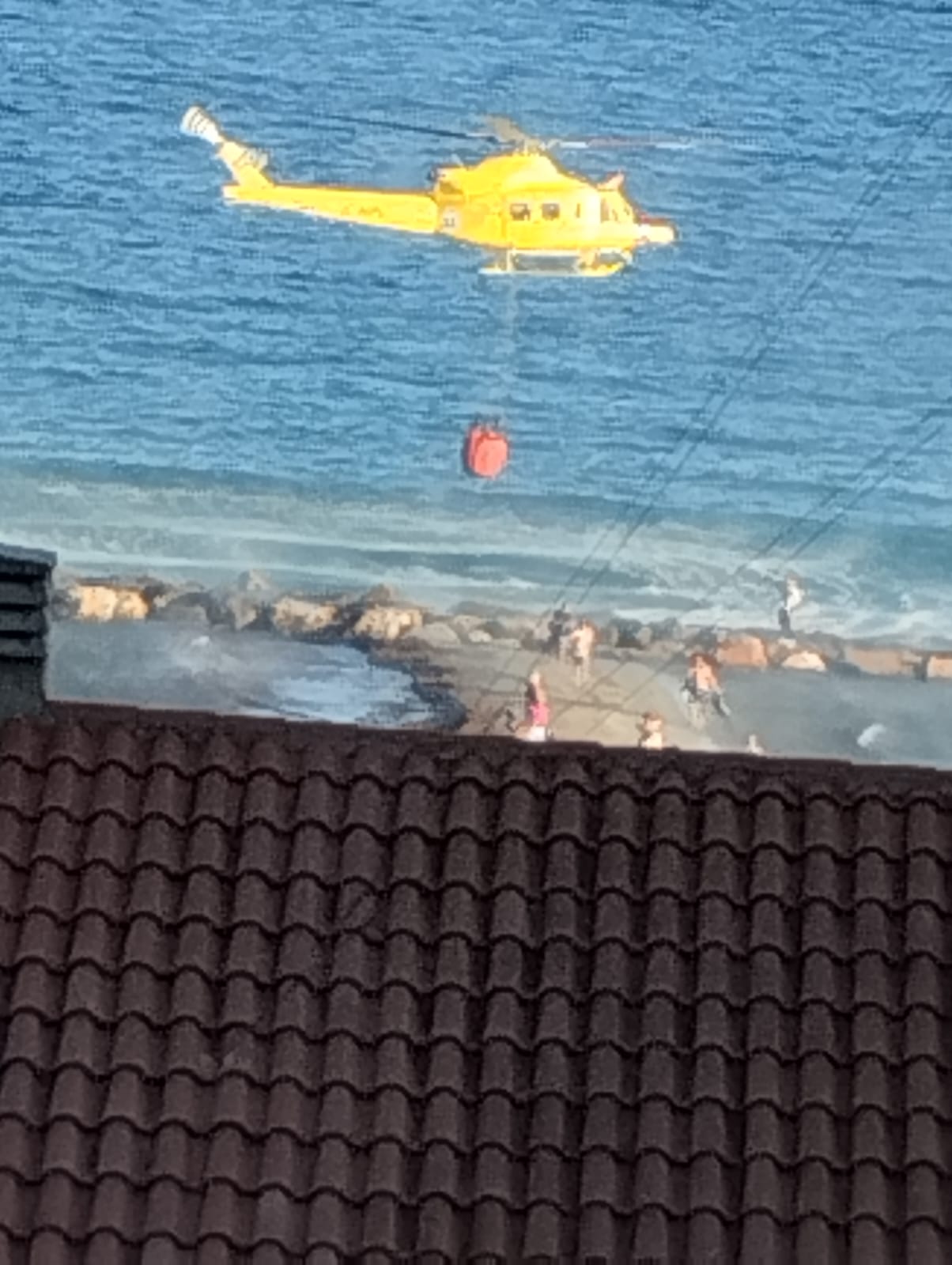 Imagen principal - Un helicóptero salva de las llamas el castillo de Santa Bárbara