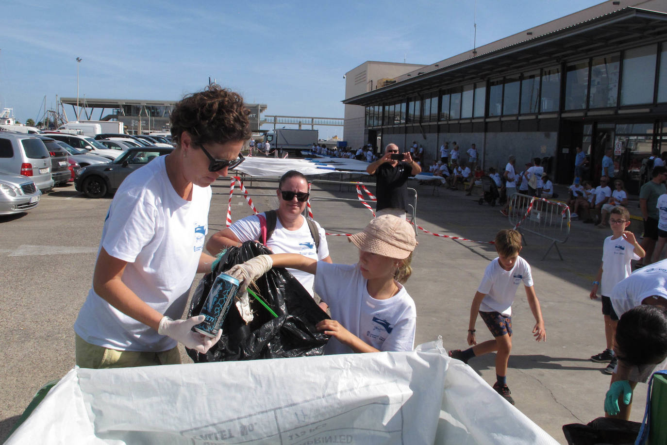 Dénia se vuelca con la limpieza de los fondos marinos