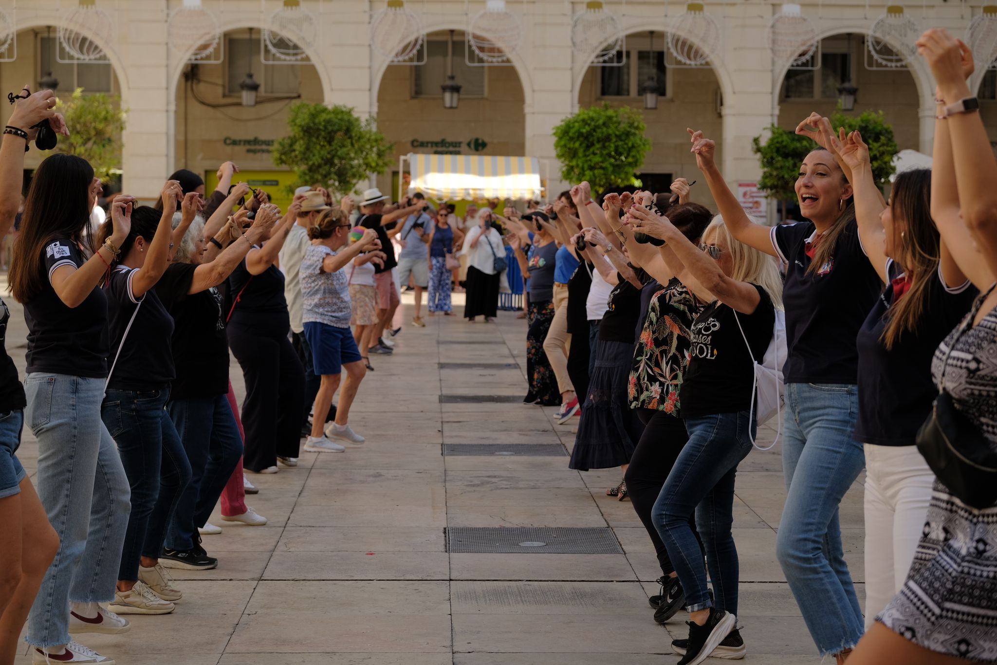 Alicante recupera sus danzas tradicionales por el 9 d&#039;Octubre
