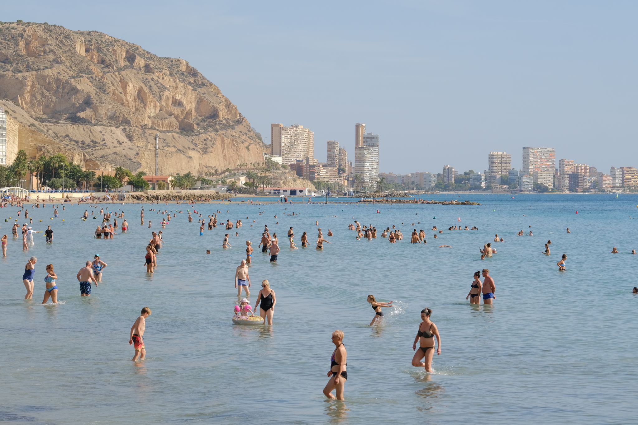 Imagen secundaria 1 - Detalles de la playa del Postiguet este domingo. 