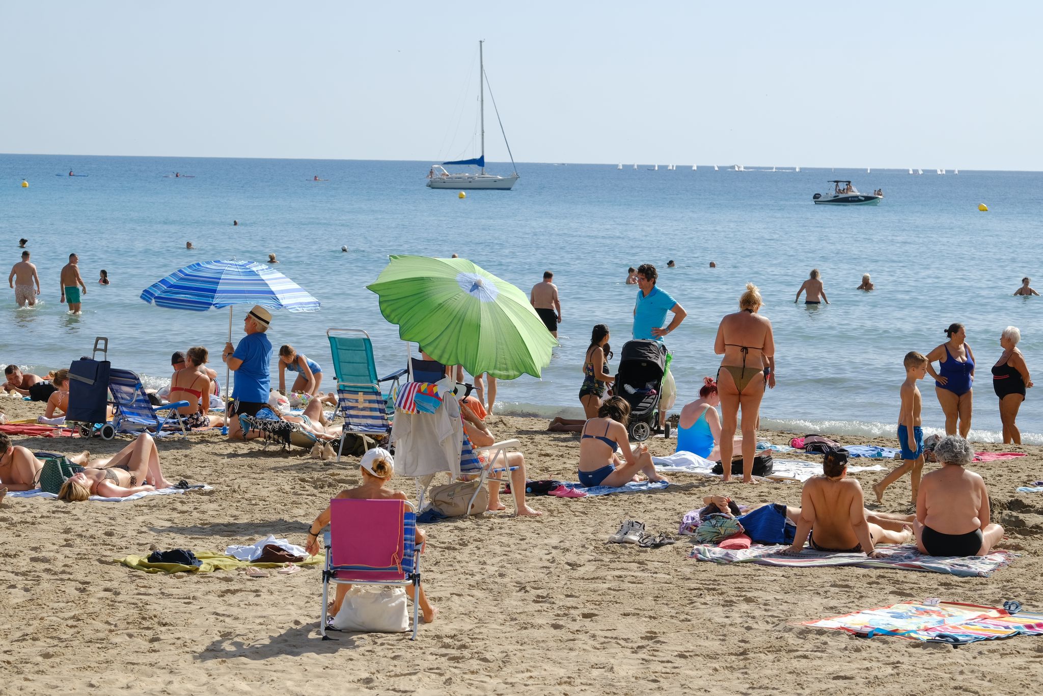 Imagen secundaria 2 - Detalles de la playa del Postiguet este domingo. 