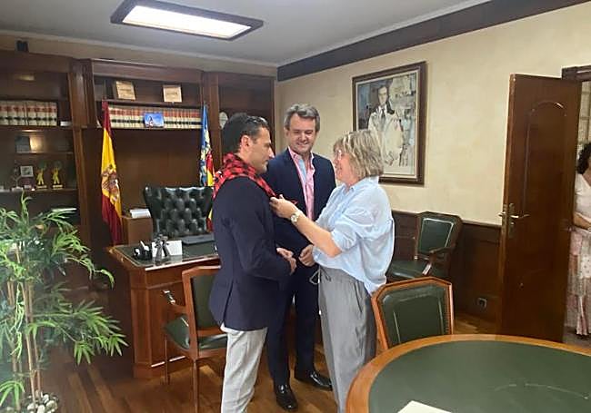 Vicente Cases, alcalde de Benejúzar; Alfred Costa, director de À Punt e Isabel Sánchez, presidenta de la hermandad del Pila.