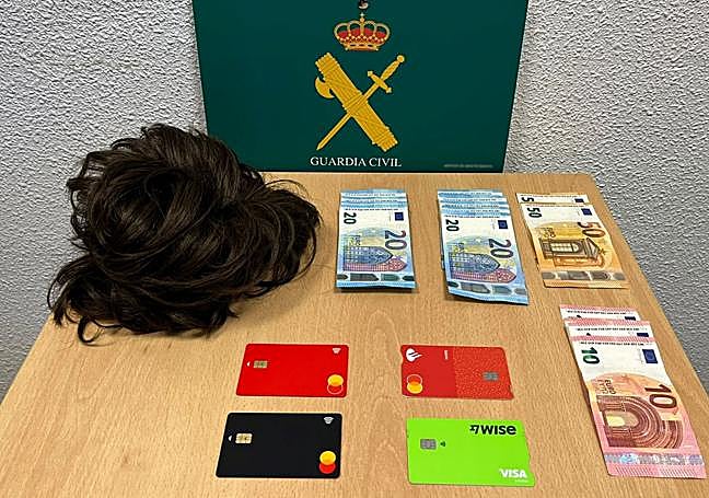 Dinero y tarjetas obtenidas mediante el método de 'la siembra'.