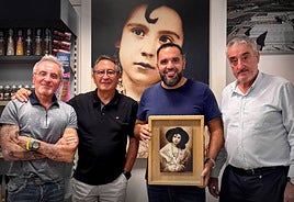 Foto de los dueños de Carmencita con el cofundador de Hawkers.