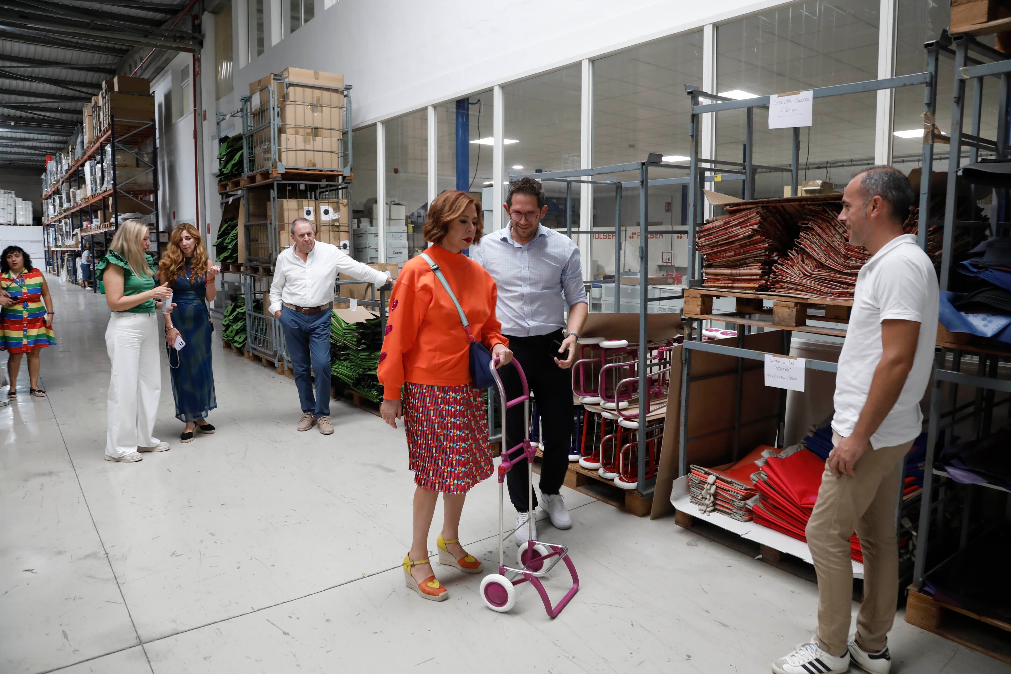 La nueva colección de carros de la compra de Rolser diseñados por Agatha Ruiz de la Prada, en imágenes