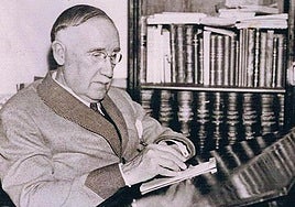 Arniches escribe, en su escritorio, 'Don Verdades' su última obra en solitario en 1943.