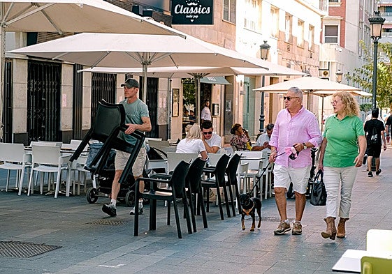 Viandantes por las calles del centro de Alicante.