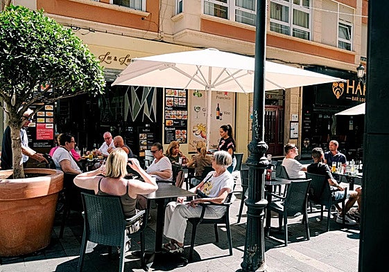 Alicantinos y turistas en una terraza de la calle Castaños.