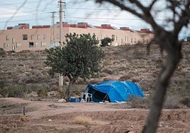Una tienda de campaña de una persona sin hogar en Alicante.