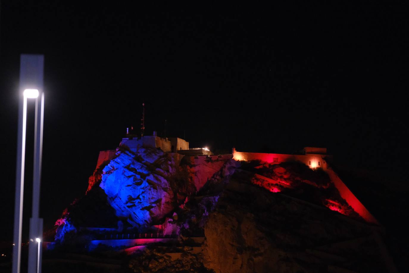 El cielo de Alicante se ilumina por el 9 d&#039;Octubre