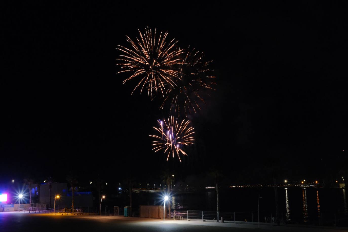 El cielo de Alicante se ilumina por el 9 d&#039;Octubre