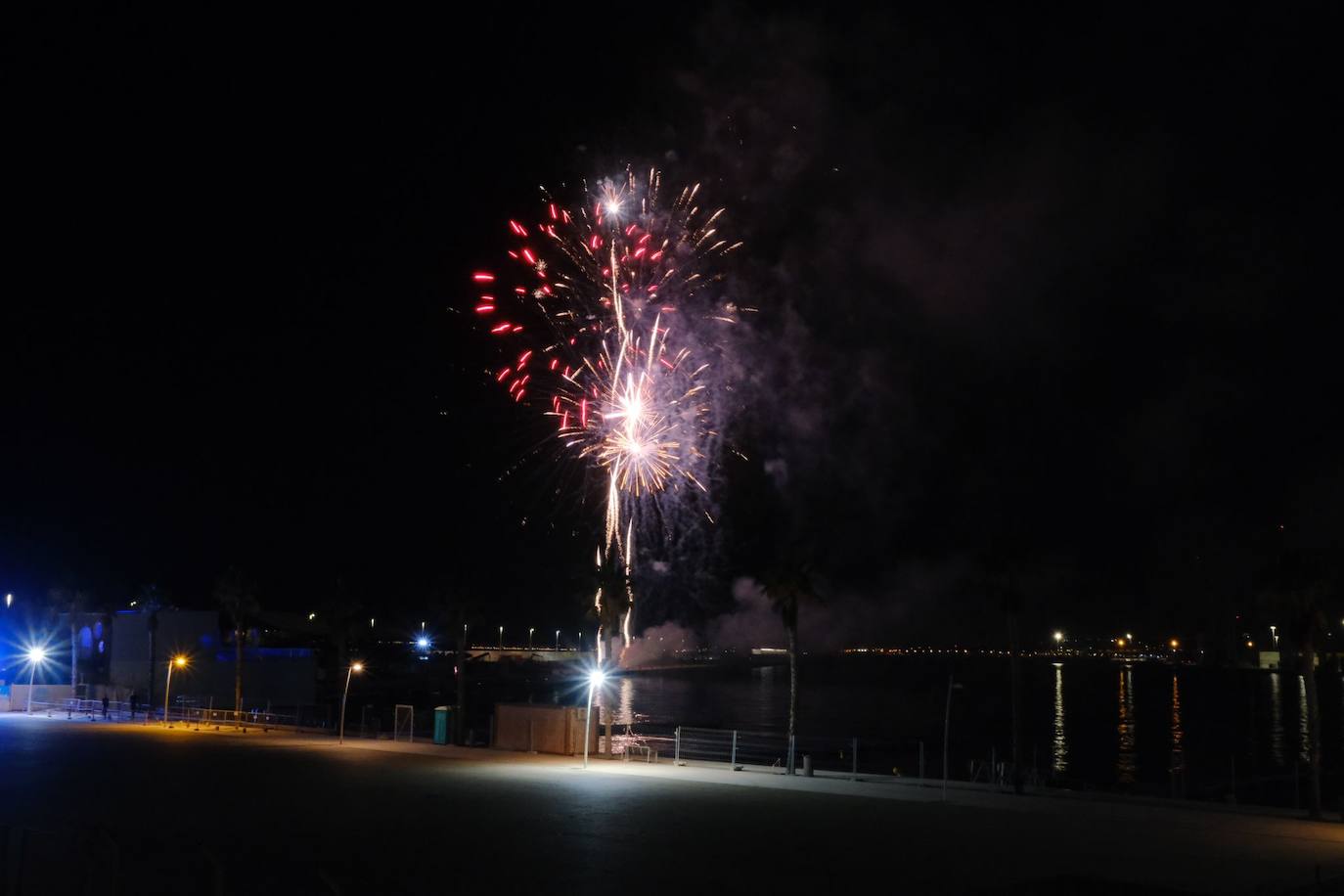 El cielo de Alicante se ilumina por el 9 d&#039;Octubre