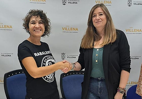 La presidenta de los vecinos del Rabal, Luisa Aroca, y la concejal de Casco Histórico, Eva García, en la firma del protocolo.