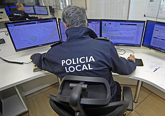 Un agente de la Policía Local de Elche durante sus labores.