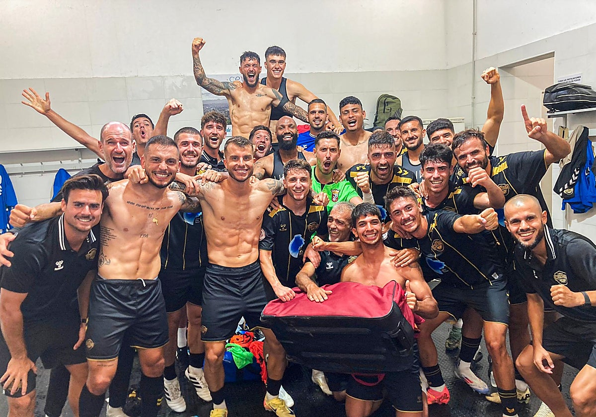 Los jugadores del Intercity celebran en el vestuario la victoria ante el Ceuta.