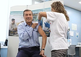 El conseller Marciano Gómez siendo vacunado.