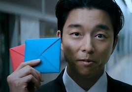 Fotograma de la nueva temporada de 'El juego del calamar' con el juego de Ddakji.