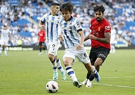 Takefusa Kubo trata de marcharse de Samu Costa, del Mallorca.