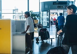 Pasajeros en el aeropuerto Alicante-Elche Miguel Hernández.