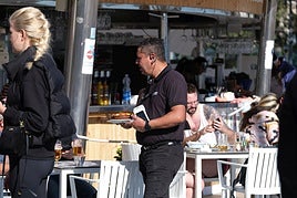 Imagen de archivo de un camarero en un bar de la playa de Alicante.