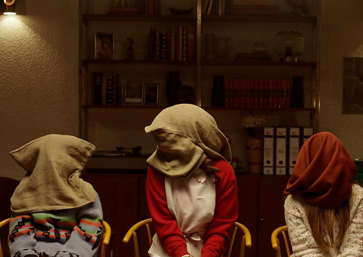 Imagen secundaria 1 - Fotogramas de 'El Showman' y el director alicantino Cristian Martínez.