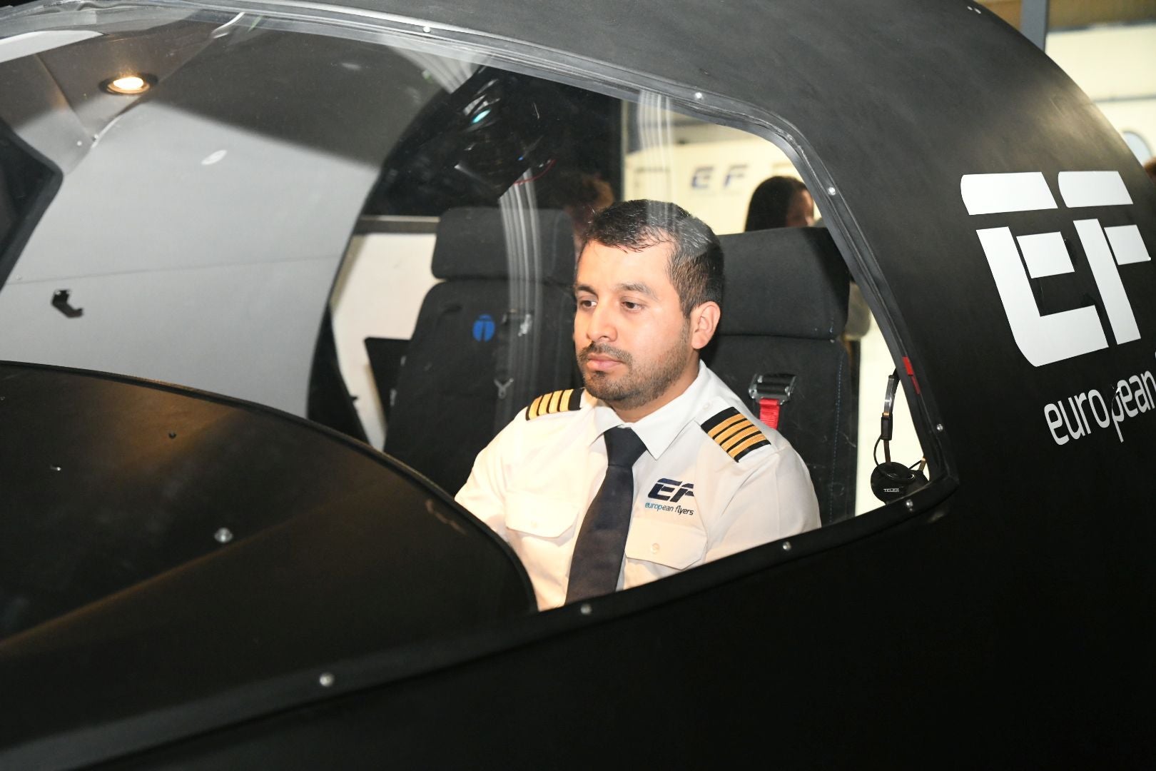 El 'Top Gun' de un pueblo de Alicante que enseña a volar a los mejores pilotos