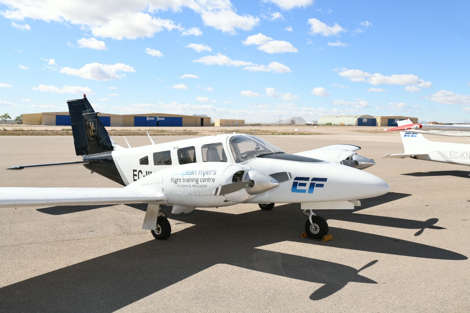 El 'Top Gun' de un pueblo de Alicante que enseña a volar a los mejores pilotos