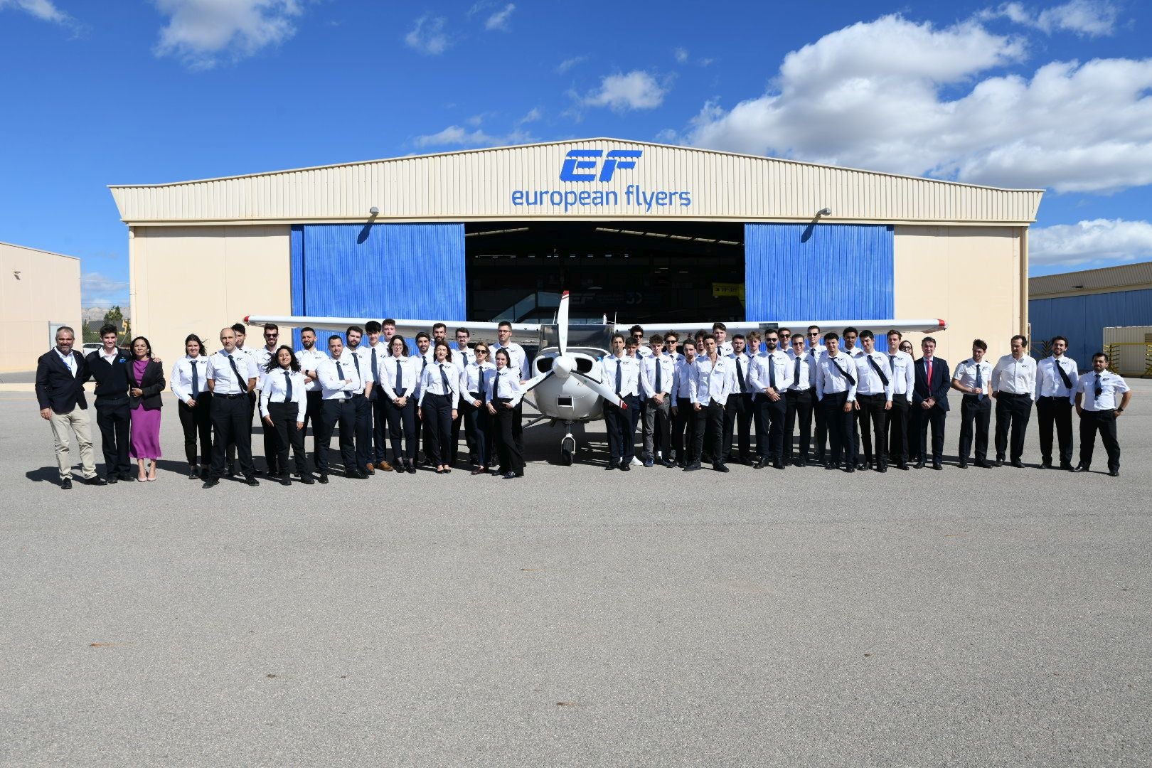 El 'Top Gun' de un pueblo de Alicante que enseña a volar a los mejores pilotos