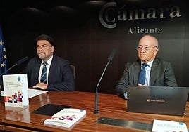 El alcalde de Alicante, Luis Barcala, con el magistrado Vicente Magro, antes de la charla.