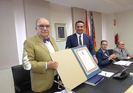 Miguel Guardiola, con el alcalde nuciero, Bernabé Cano.