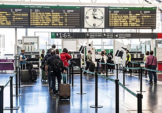 Colas de pasajeros en la estación de tren de Alicante.