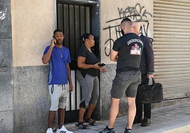 Una empresa de desokupación desaloja un garaje en Carolinas