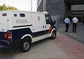 Imagen de archivo de un furgón en los juzgados de Elche.