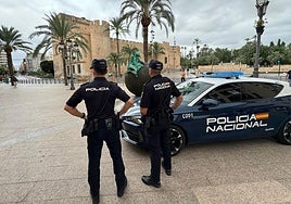Agentes de la Policía Local en el centro de Elche.