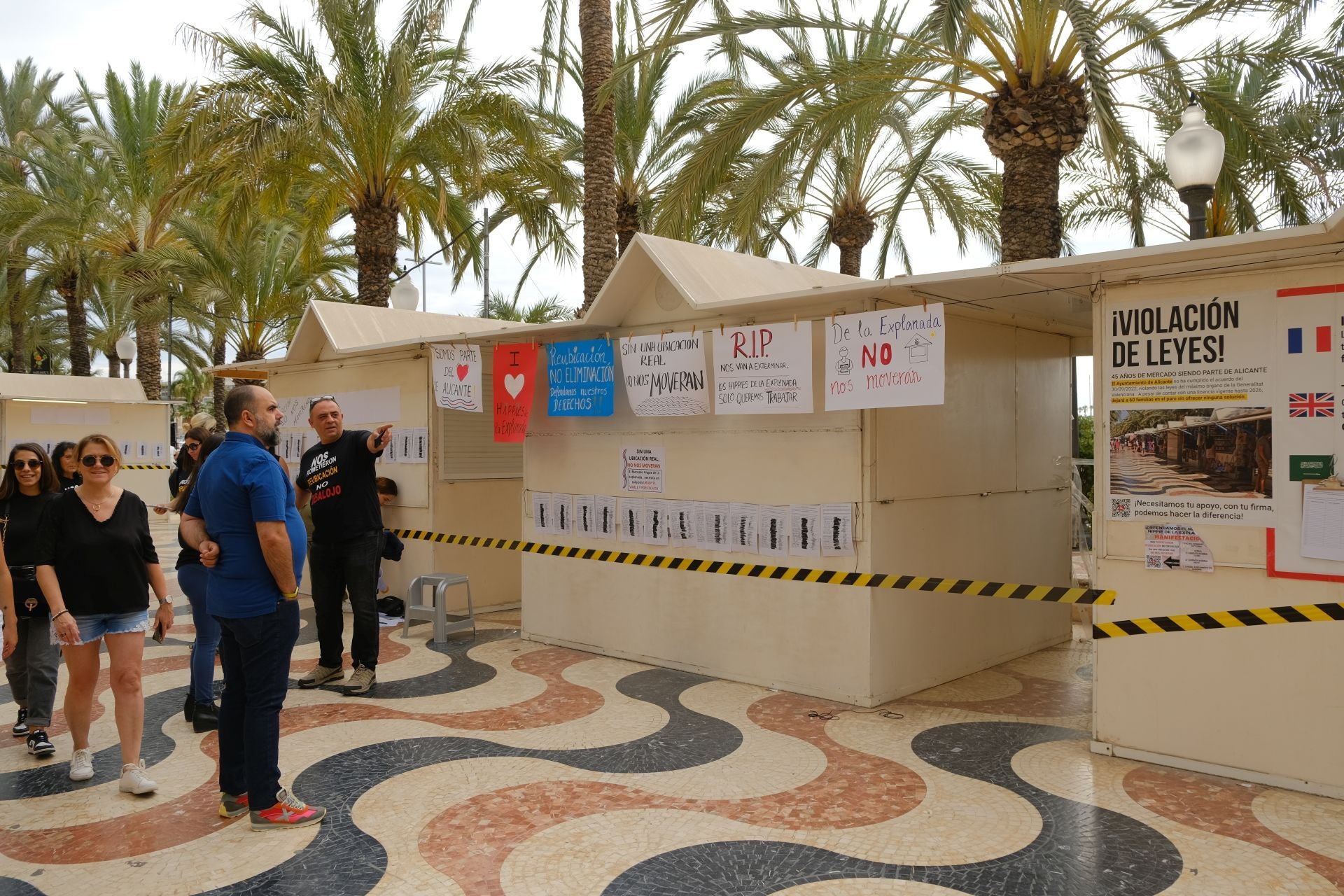 «Aquí yacen 45 años de mercado», los &#039;hippies&#039; de la Explanada firman su epitafio