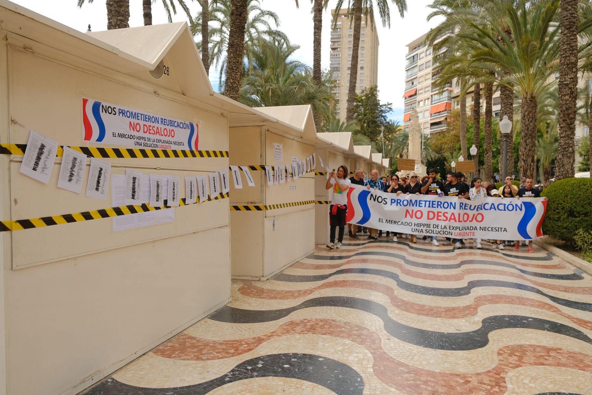 «Aquí yacen 45 años de mercado», los &#039;hippies&#039; de la Explanada firman su epitafio