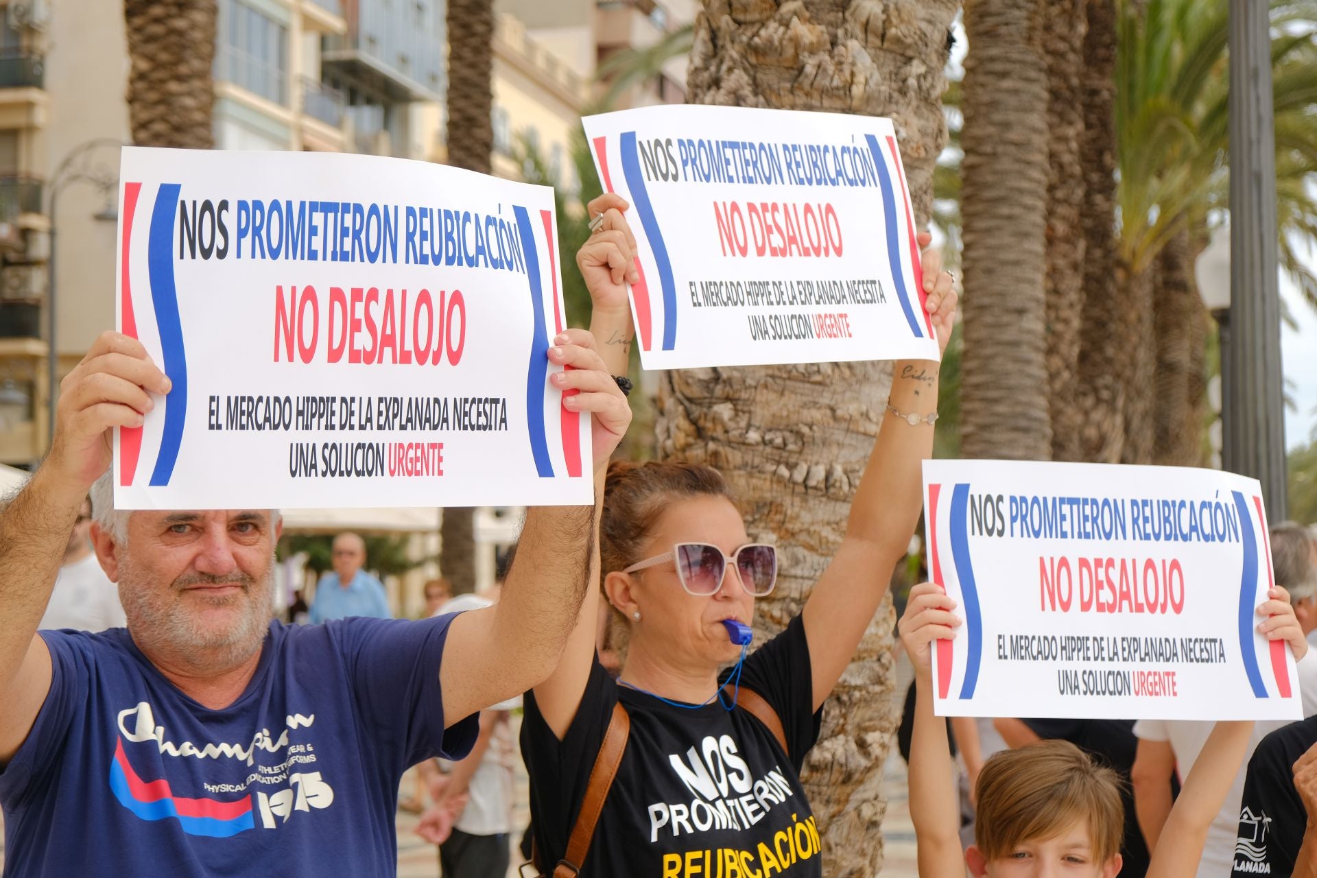 «Aquí yacen 45 años de mercado», los &#039;hippies&#039; de la Explanada firman su epitafio