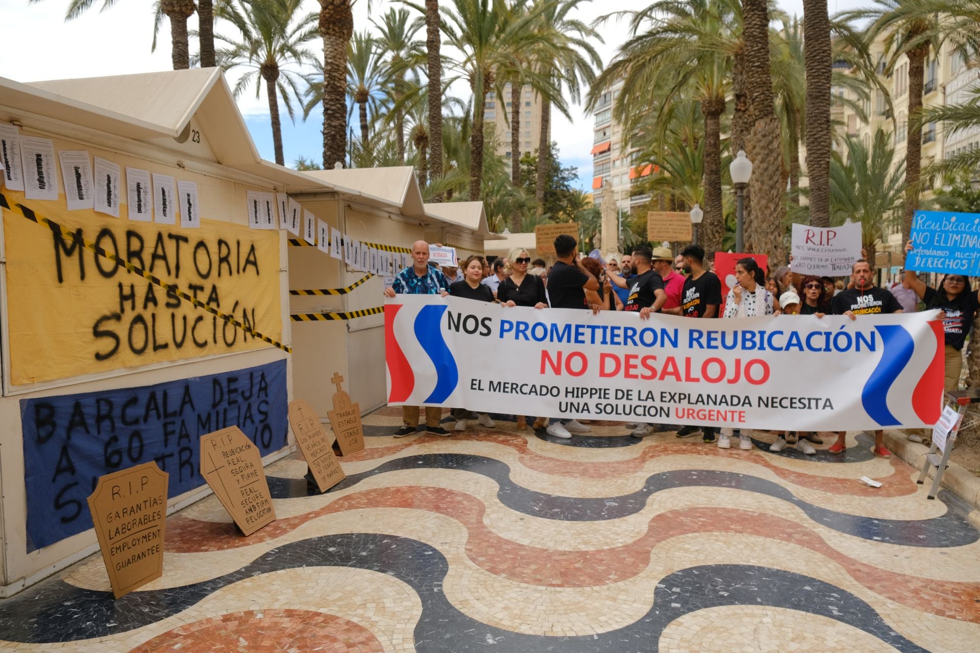 «Aquí yacen 45 años de mercado», los &#039;hippies&#039; de la Explanada firman su epitafio