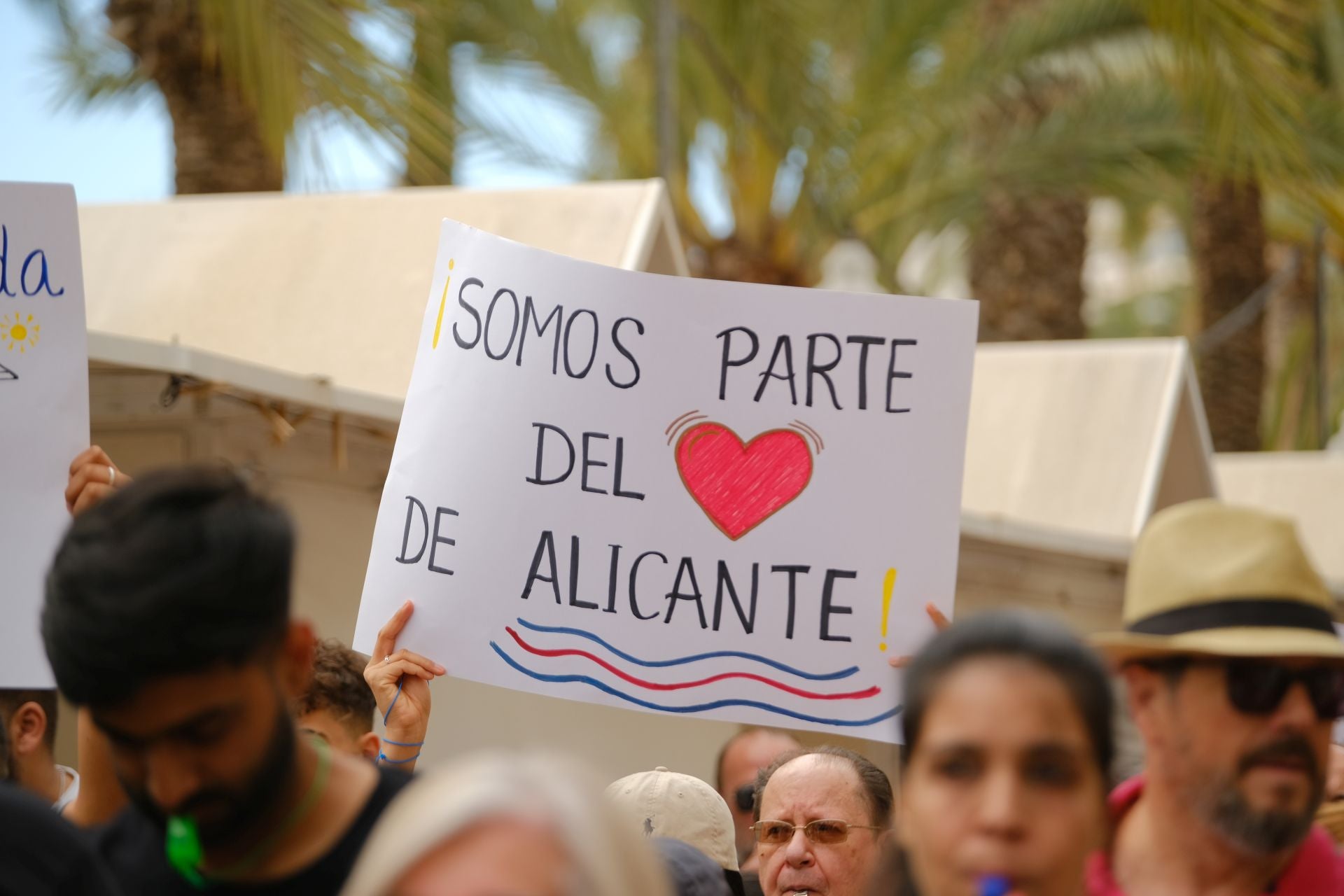 «Aquí yacen 45 años de mercado», los &#039;hippies&#039; de la Explanada firman su epitafio