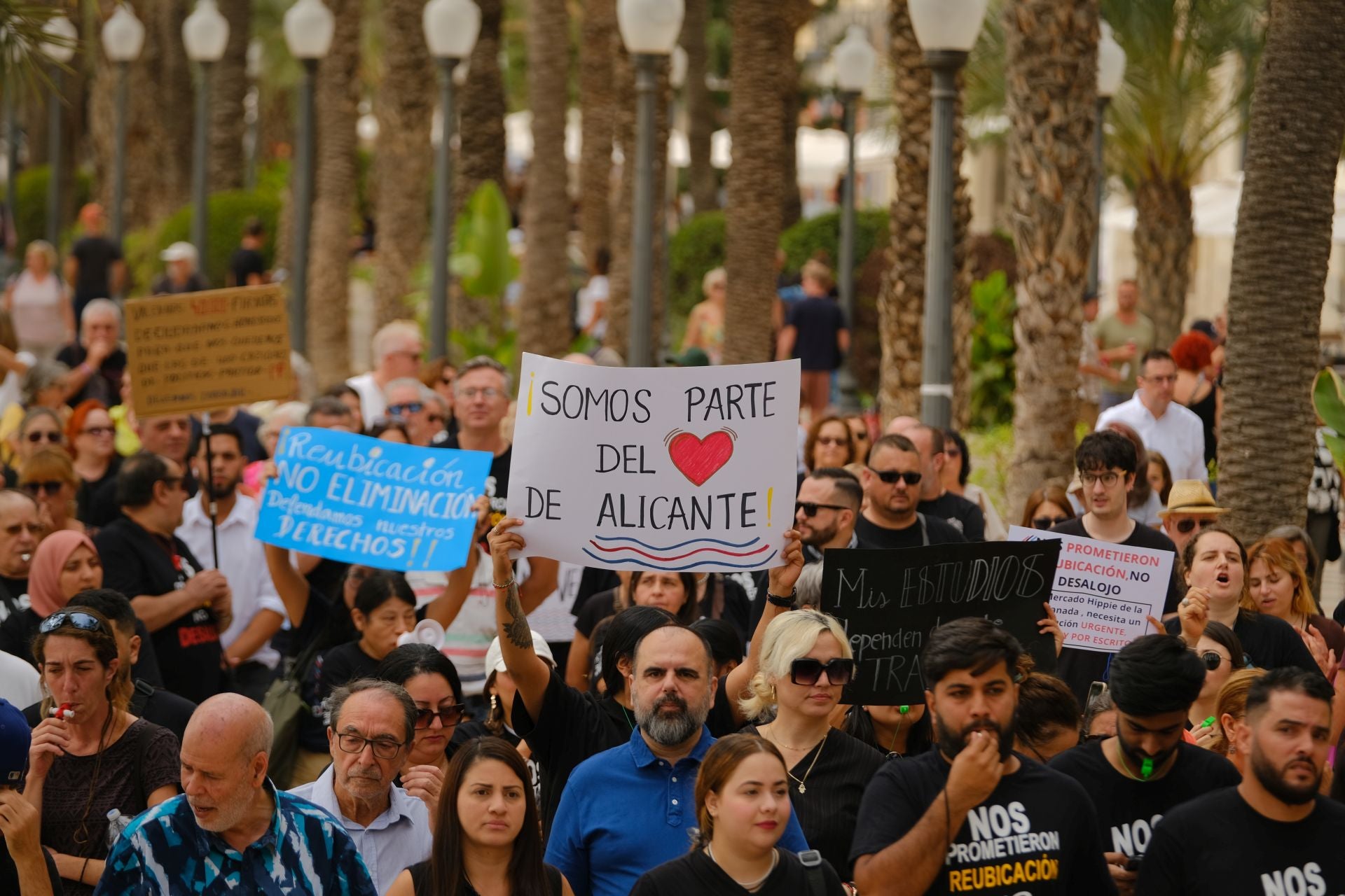 «Aquí yacen 45 años de mercado», los &#039;hippies&#039; de la Explanada firman su epitafio