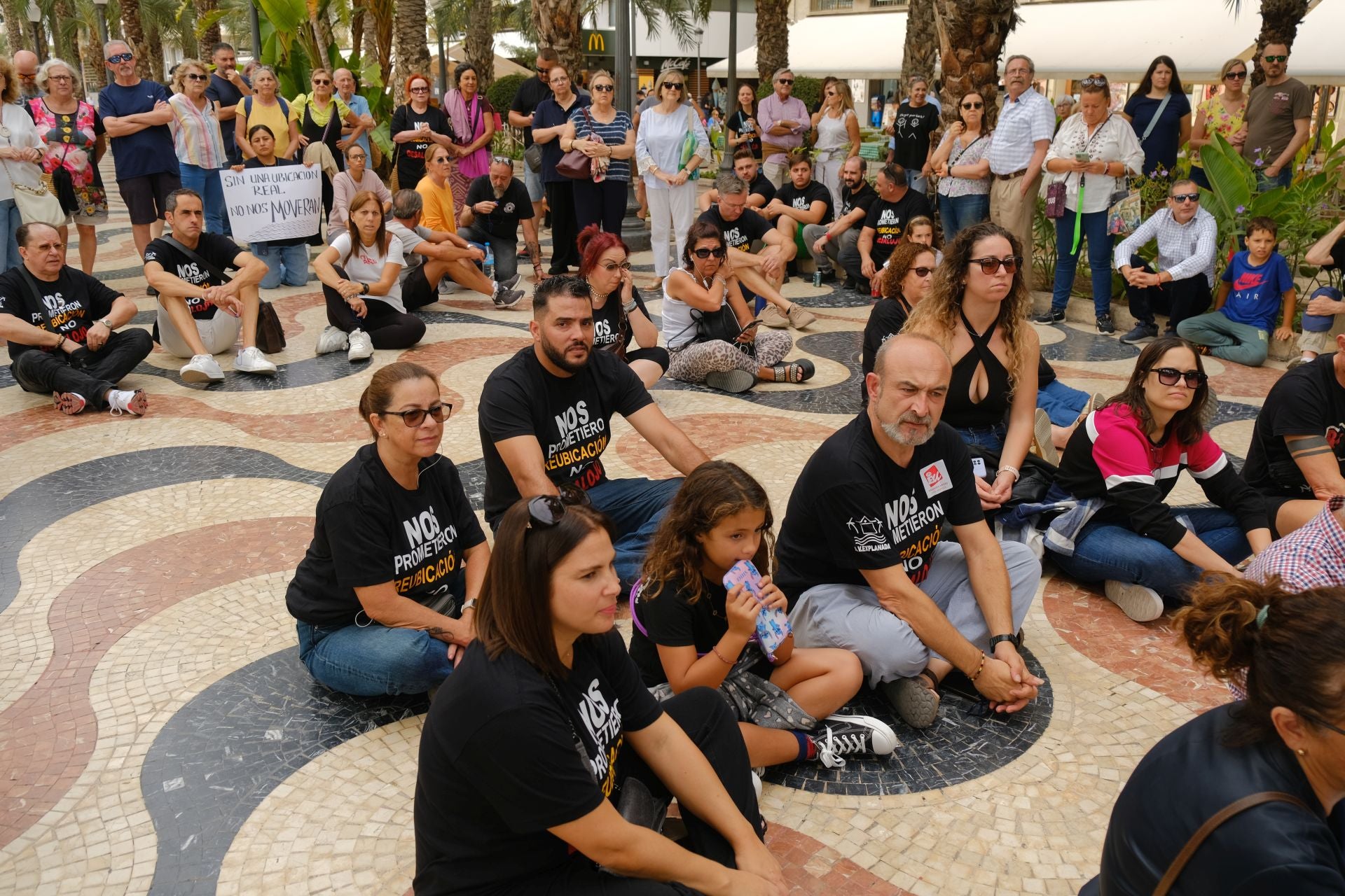 «Aquí yacen 45 años de mercado», los &#039;hippies&#039; de la Explanada firman su epitafio